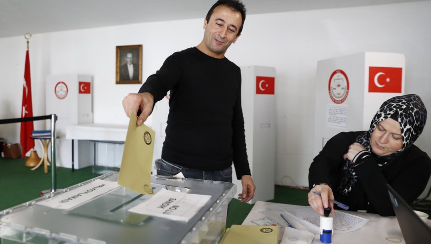 epa05873829 A man casts his vote for the Turkish constitution referendum, in the Turkish consulate in Bern, Switzerland, 27 March 2017. A constitutional referendum is due to be held in Turkey on 16 Ap ...