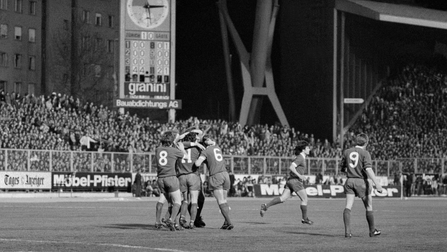 Jubel der Liverpool-Spieler nach dem Ausgleich zum 1:1 durch Neal im Europacup Halbfinal FC Zuerich gegen Liverpool vom 6. April 1977 auf dem Letzigrund. Der FCZ verlor das Spiel mit 1:3. (KEYSTONE/St ...