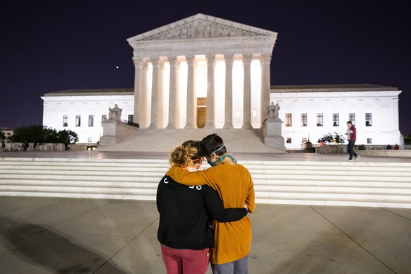 epaselect epa08679890 Mourners gather outside the US Supreme Court after Justice Ruth Bader Ginsburg died from pancreatic cancer in Washington, DC, USA, 18 September 2020. Supreme Court Justice Ruth B ...