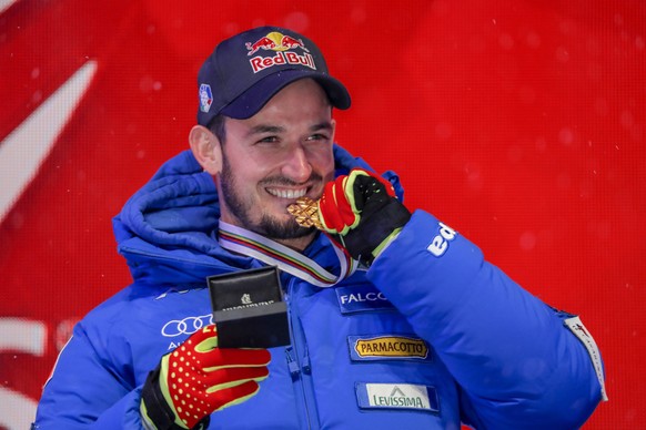 epa07348221 First placed Dominik Paris of Italy poses with his gold medal during the medal ceremony for the Men&#039;s Super G race at the FIS Alpine Skiing World Championships in Are, Sweden, 06 Febr ...