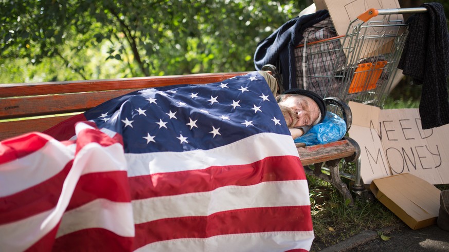Obdachloser schläft in USA-Flagge