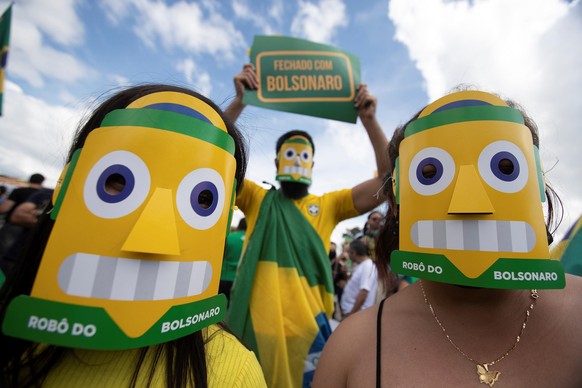 epa08428636 Supporters of Brazilian President Jair Bolsonaro attend a rally to show their support at Esplanada dos Ministerios, in Brasilia, Brasil, 17 May 2020. EPA/Joédson Alves