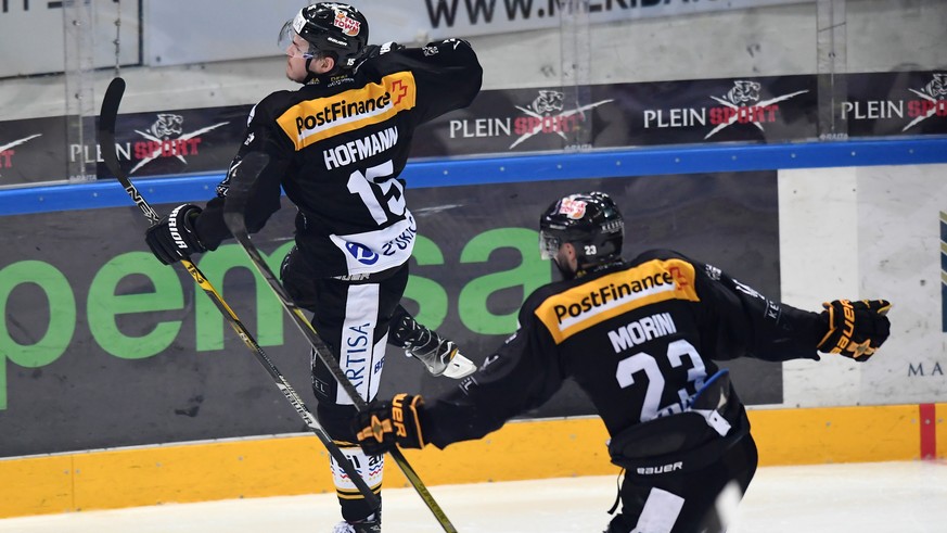 LuganoÕs player Gregory Hofmann, left, and LuganoÕs player Giovanni Morini, right, celebrate the 2-0 goal during the fifth match of the playoff final of the National League of the ice hockey Swiss Cha ...