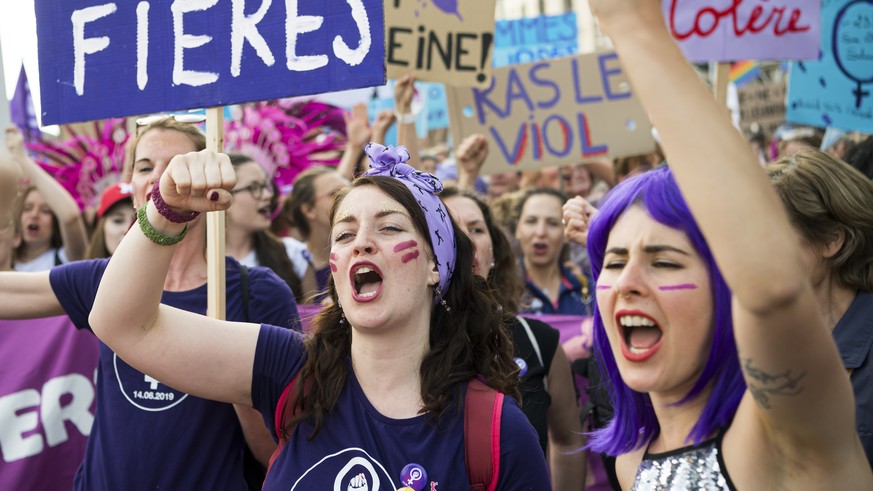 Des femmes manifestent pendant le grand cortege lors de la Greve nationale des femmes ce vendredi 14 juin 2019 a Lausanne. (KEYSTONE/Jean-Christophe Bott)