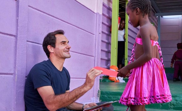 Federer ist den Umgang mit Kindern gewohnt.