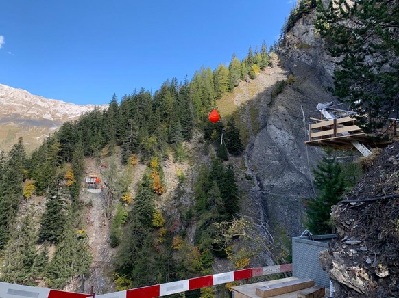 Entlang der Bisse du Ro. In unwegsamem Gelände entsteht gerade die wohl neuste Hängebrücke der Schweiz.