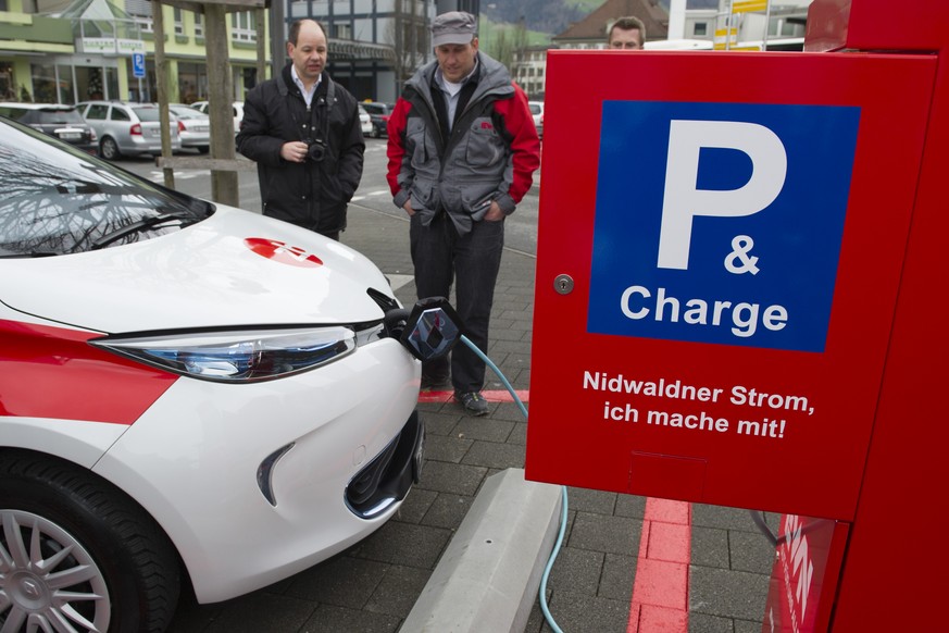 Ein Elektroauto wird aufgeladen, anlaesslich der Einweihung der ersten Elektrotankstelle in Nidwalden beim Bahnhof in Stans, am Donnerstag, 2. April 2015. (KEYSTONE/Anthony Anex)