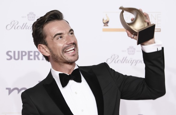 epa06264140 German TV host Florian Silbereisen poses with his award in the category Entertainment during the Goldene Henne awards ceremony at the Neue Messe in Leipzig, Germany, 13 October 2017. The G ...