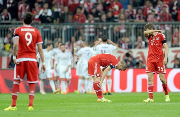 epaselect epa04185565 Munich&#039;s Mario Mandzukic (l-r), Bastian Schweinsteiger and Thomas Muller react after the 0-3 goal during the UEFA Champions League semi-final second leg match between FC Bay ...