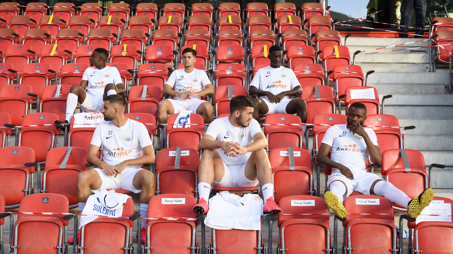 Les joueurs remplacants du FC Zurich sont assis avec distance sociale dans les tribunes, avec derriere de gauche a droite , Willie Britto, Stephan Seiler, Henri Koide, et devant de gauche a droite, Sh ...
