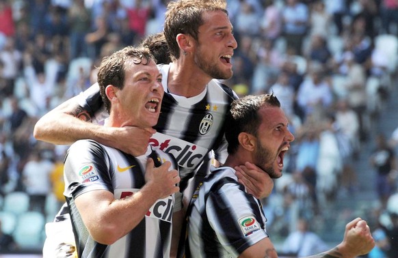 epa02909447 Italian midfielder of Juventus Fc, Simone Pepe (R), jubilates with his teammates Italian midfielder Claudio Marchisio (C) and Swiss defender Stephan Lichtsteiner after scoring a goal again ...