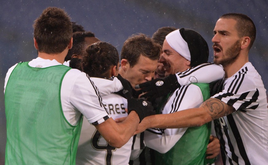 Die Freude bei den Spielern von Juventus Turin ist gross. Mitten in der Traube: Stephan Lichtsteiner.