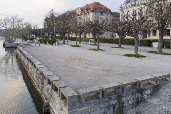 Blick auf die leere Seepromenade, aufgenommen am Freitag, 20. Maerz 2020 in Zuerich. Die Stadt Zuerich ergreift weitere Massnahmen im Kampf gegen das Coronavirus und sperrt mehrere Plaetze, Paerke und ...