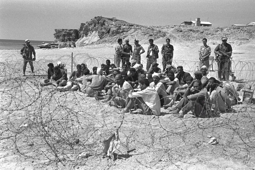 epa01028760 A black and white file photograph from the Israeli Government Press Office archives released 04 June 2007 shows Israeli soldiers guarding captured Egyptian soldiers near Sharm el Sheikh in ...