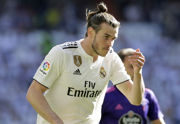 Real Madrid&#039;s Gareth Bale gestures during a Spanish La Liga soccer match between Real Madrid and Celta at the Santiago Bernabeu stadium in Madrid, Spain, Saturday, March 16, 2019. At left in back ...