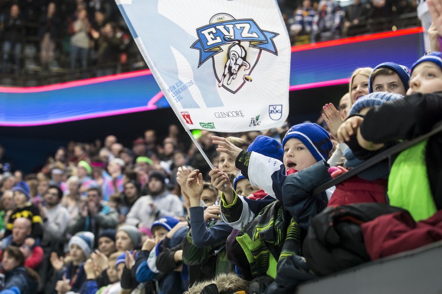 Zuger Fans beim Eishockeyspiel der National League zwischen dem EV Zug und HC Geneve-Servette, am Samstag, 27. Januar 2018, in der Bossard Arena in Zug. (KEYSTONE/Alexandra Wey)