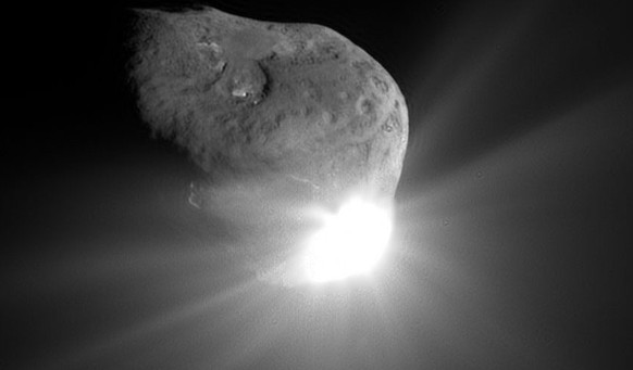 Der Komet «Tempel 1» wird von einem 372 kg schweren Projektil getroffen.&nbsp;