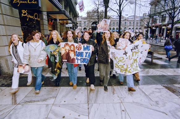 Teenager mit selbstegemachten Transparenten marschieren durch die Bahnhoftstrasse in Zuerich. Junge Fans, vorwiegend weibliche Teenager betrauern die Aufloesung der britischen Popband &quot;Take That& ...