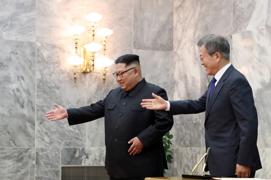 epa06766087 A handout photo made available by the South Korean presidential office Cheong Wa Dae shows South Korean President Moon Jae-In (R) and North Korean leader Kim Jong-Un (L) prior to their sec ...