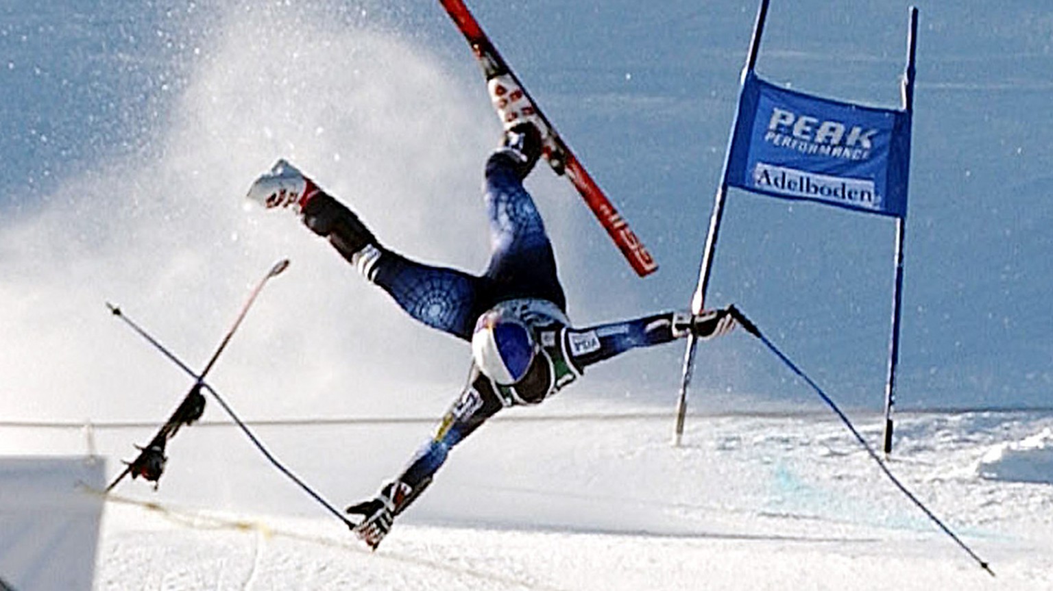 JAHRESRUECKBLICK 2005 - SPORT - SKI ALPIN WELTCUP ADELBODEN RAHLVES: Daron Rahlves of the United States suffers a frightening crash a few gates from the bottom during a World Cup men&#039;s Giant Slal ...