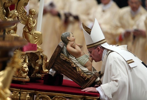 Papst Franziskus küsst an Heiligabend eine Jesus-Statue.