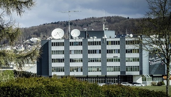 Der Fall der Firma Wavecom in Bülach ZH sorgt schweizweit für Schlagzeilen. Das Unternehmen betreibt auf dem Dach des Firmengebäudes eine mutmasslich illegale Abhöranlage.&nbsp;