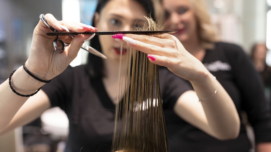ZUR BERUFSAUSBILDUNG DER COIFFEUSE STELLEN WIR IHNEN FOLGENDES NEUES BILDMATERIAL ZUR VERFUEGUNG --- Hairdresser apprentices of the hairstyling company Coiffina cut and style hair under the supervisio ...