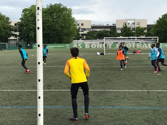 Das U16-Team von Bondy trainiert auf dem Kunstrasenfeld neben dem Stadion Leo-Lagrange.
