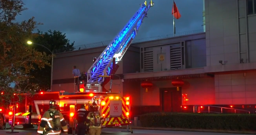 Feuerwehr vor dem chinesischen Konsulat in Houston.