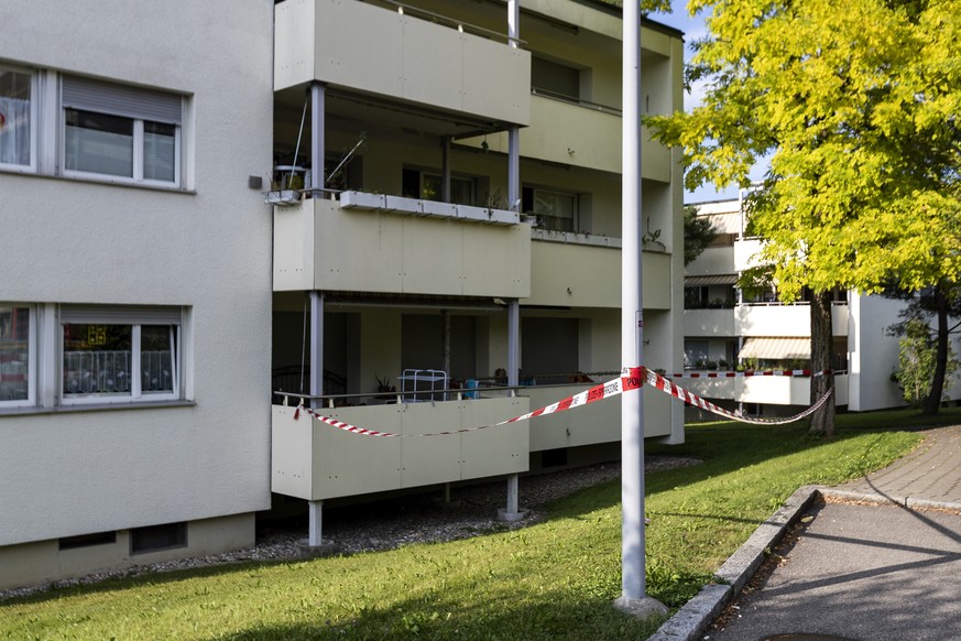 Absperrband vor einem Wohnblock in Zollikerberg, am Montag, 17. August 2020. In Zollikerberg ZH sind in einer Wohnung zwei tote Jugendliche aufgefunden worden. Was zum Tod der beiden 15-Jaehrigen fueh ...