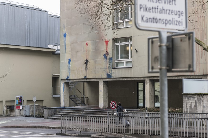Farbspuren zeugen von einem gewaltsamen Zusammenstoss zwischen Unbekannten und der Kantonspolizei Bern bei der Polizeiwache Waisenhaus. Bei dem Anschlag wurde ein Polizist leicht verletzt. (Februar 20 ...