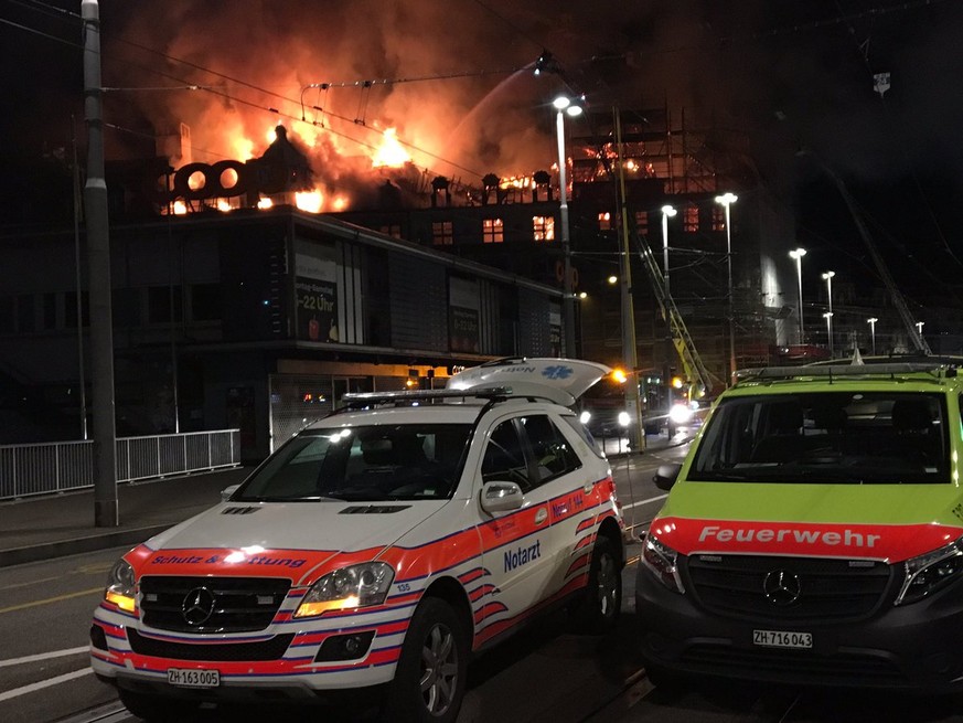 HANDOUT -- Die Feuerwehr, der Rettungsdienst sowie die Stadtpolizei sind im Einsatz, um das Feuer am Zuercher Bahnhofplatz einzudaemmen und ein Uebergreifen auf andere Gebaeude zu verhindern. Der Bran ...