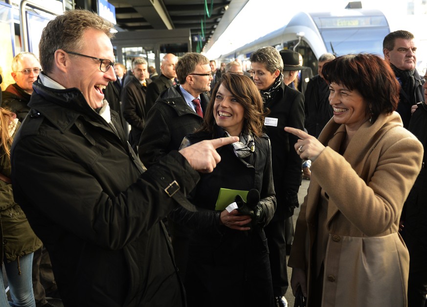 Andreas Meyer, links, CEO SBB, und Bundesraetin Doris Leuthard, rechts, erscheinen zur Einweihung der neuen S-Bahn St.Gallen, am Montag, 9. Dezember 2013, in St.Gallen. Mit dem Fahrplanwechsel am 15.  ...