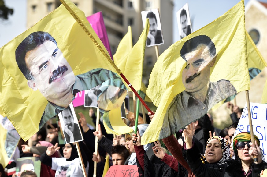 epaselect epa07371968 Supporters of Kurdistan Workers&#039; Party (PKK) living in Lebanon carry banners, placards, national flags and pictures of Kurdistan Workers&#039; Party (PKK) leader Abdullah Oc ...