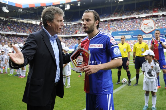 Auszeichnung schon vor dem Spiel für Gashi: Er erhält die Trophäe für seine Torjägerkrone in der letzten Saison.