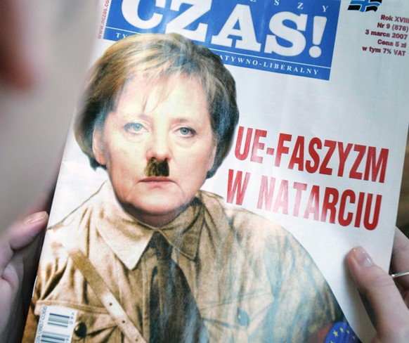 Immer wieder Hitler: Hier hatte die polnische Zeitschrift «Najwyzszy Czas!» Kanzlerin Angela Merkel im Jahr 2007&nbsp;mit dem «Führer» unter eine Decke gesteckt.