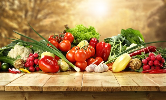 gemüse board peperone tomaten etc. vegetarisch veggies zwiebeln knoblauch peproni radieschen salat blumekohl chili