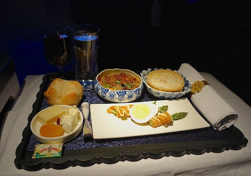 klm first class essen food flug fliegen https://thepointsguy.com/2017/08/klm-773-business-flight-review/