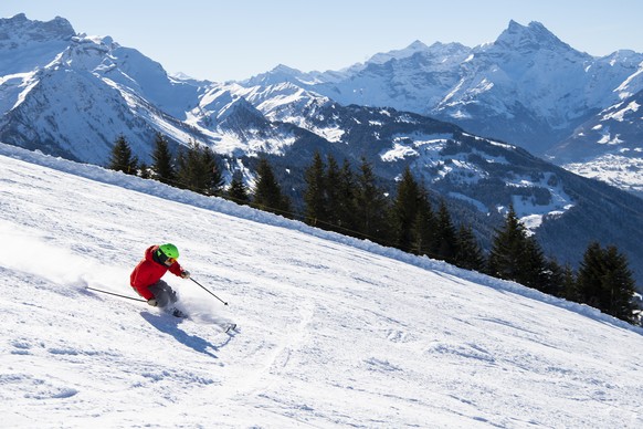 A person skis during a beautiful sunny day at &quot;Les Chaux&quot; in the Villars-Gryon-Les Diablerets Ski Area, above Gryon in canton Vaud, Switzerland, Tuesday, February 5, 2019. (KEYSTONE/Anthony  ...