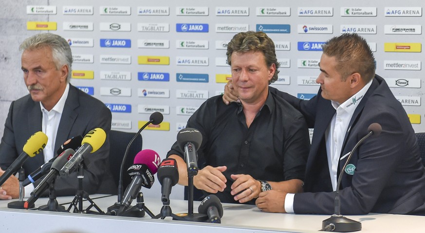 Sportchef Stübi nimmt Ex-Trainer Saibene in den Arm, links Präsident Früh.