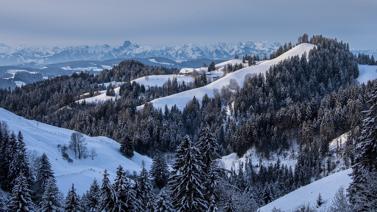 Morgenstimmung mit Blick ins verschneite und winterliche Emmental und die Berner Alpen, am Samstag, 9. Januar 2021 auf der Luederen im Emmental. (KEYSTONE /Marcel Bieri)