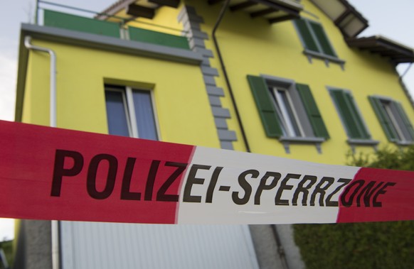 Ein Absperrband der Polizei beim Tatort nach der Schiesserei die ein Todesopfer gefordert hat in Winznau, Solothurn, am Montag, 4. Juli 2016. Laut der Kantonspolizei Solothurn konnte ein Tatverdaechti ...