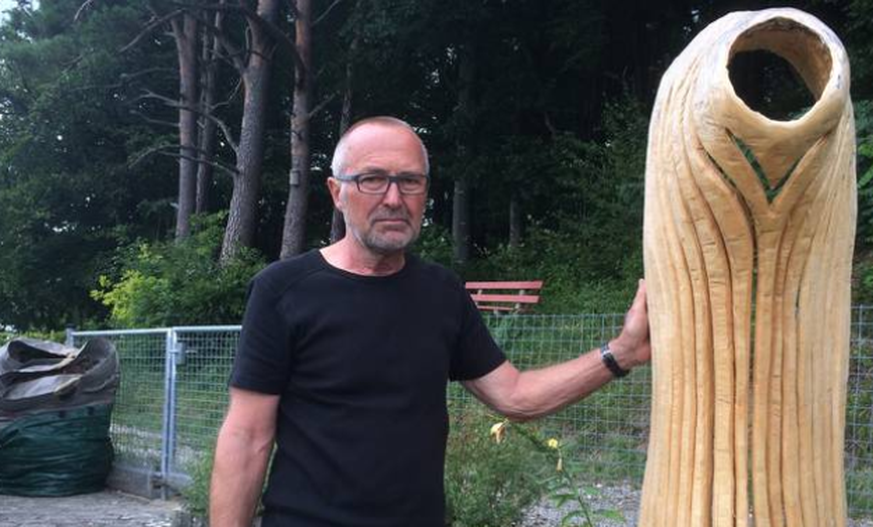 Gemeindepräsident Ruedi Karrer mit einem seiner Kettensäge-Kunstwerke.