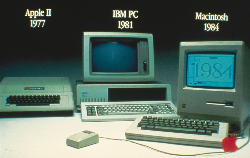 Ein Apple II von 1977, ein IBM PC von 1981 und ein Macintosh von 1984, allesamt Personalcomputer aus den Anfaengen der PC&#039;s. (KEYSTONE/HANDOUT APPLE)