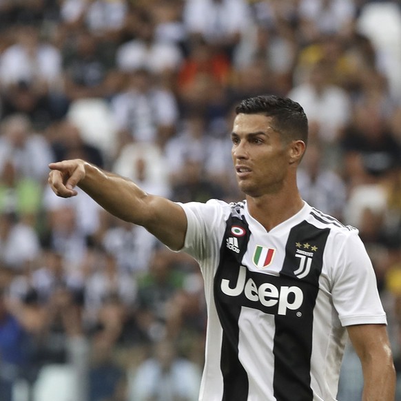 Juventus&#039; Cristiano Ronaldo gestures to his teammates during the Serie A soccer match between Juventus and Lazio at the Allianz Stadium in Turin, Italy, Saturday, Aug. 25, 2018. (AP Photo/Luca Br ...