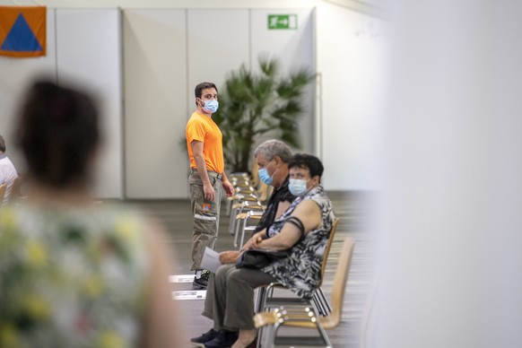 Menschen warten auf die Impfung und das Covid-Zertifikat Schweiz, aufgenommen am Dienstag, 15. Juni 2021 in Giubiasco. (KEYSTONE/Ti-Press/Pablo Gianinazzi)