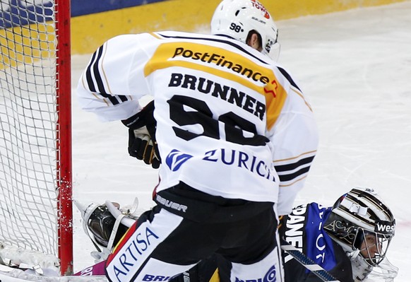 Luganos Damien Brunner erzielt das entscheidende Tor im Penaltyschiessen gegen Berns Torhueter Jakub Stepanek im Eishockey-Meisterschaftsspiel der National League A zwischen dem SC Bern und dem HC Lug ...