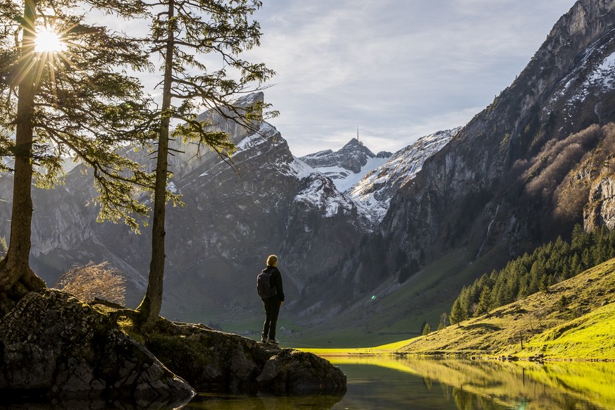 JAHRESRUECKBLICK 2017 - FEATURE - A hiker enjoys the view of the mountain Saentis at the Seealpsee lake, in the canton of Appenzell Innerrhoden, Switzerland, on Wednesday, October 25, 2017. (KEYSTONE/ ...