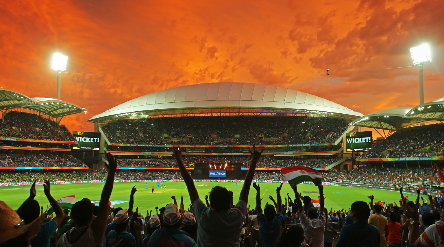 Indische Fans feiern beim Sieg gegen Pakistan in Adelaide – unter einem grandiosen Abendrot.