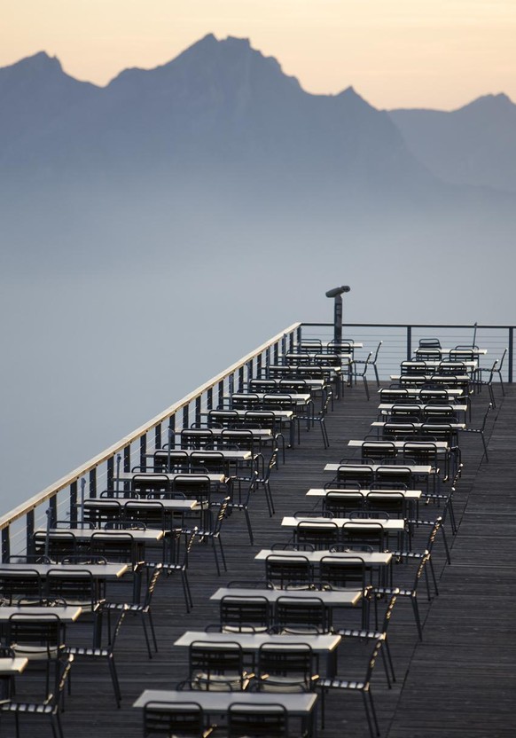 In the evening Hotel Rigi Kulm&#039;s terrace is empty and deserted, pictured on October 3, 2009 on the Rigi mountain in Central Switzerland; Pilatus mountain in the background. (KEYSTONE/Alessandro D ...